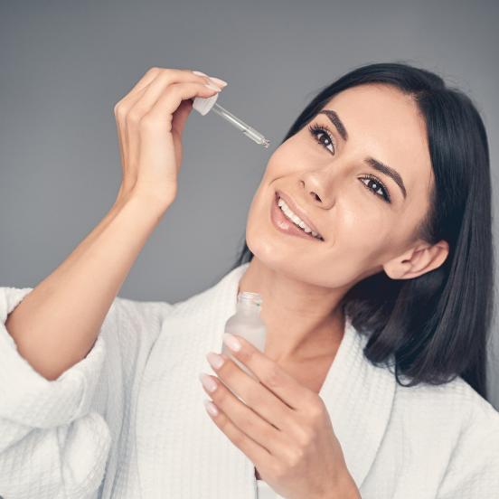 अपनी-सुंदरता-को-निखारें-डर्माटच-द्वारा-फेस-ब्राइटनिंग-सीरम-dermatouch